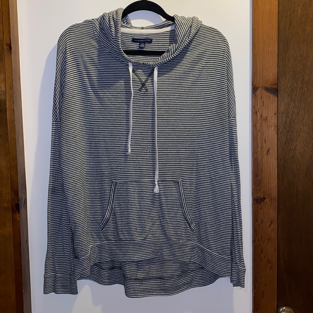 Super comfy, light weight American Eagle sweatshirt! Size medium
